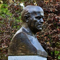 Открит е паметник на Петко Стайнов в Борисовата градина